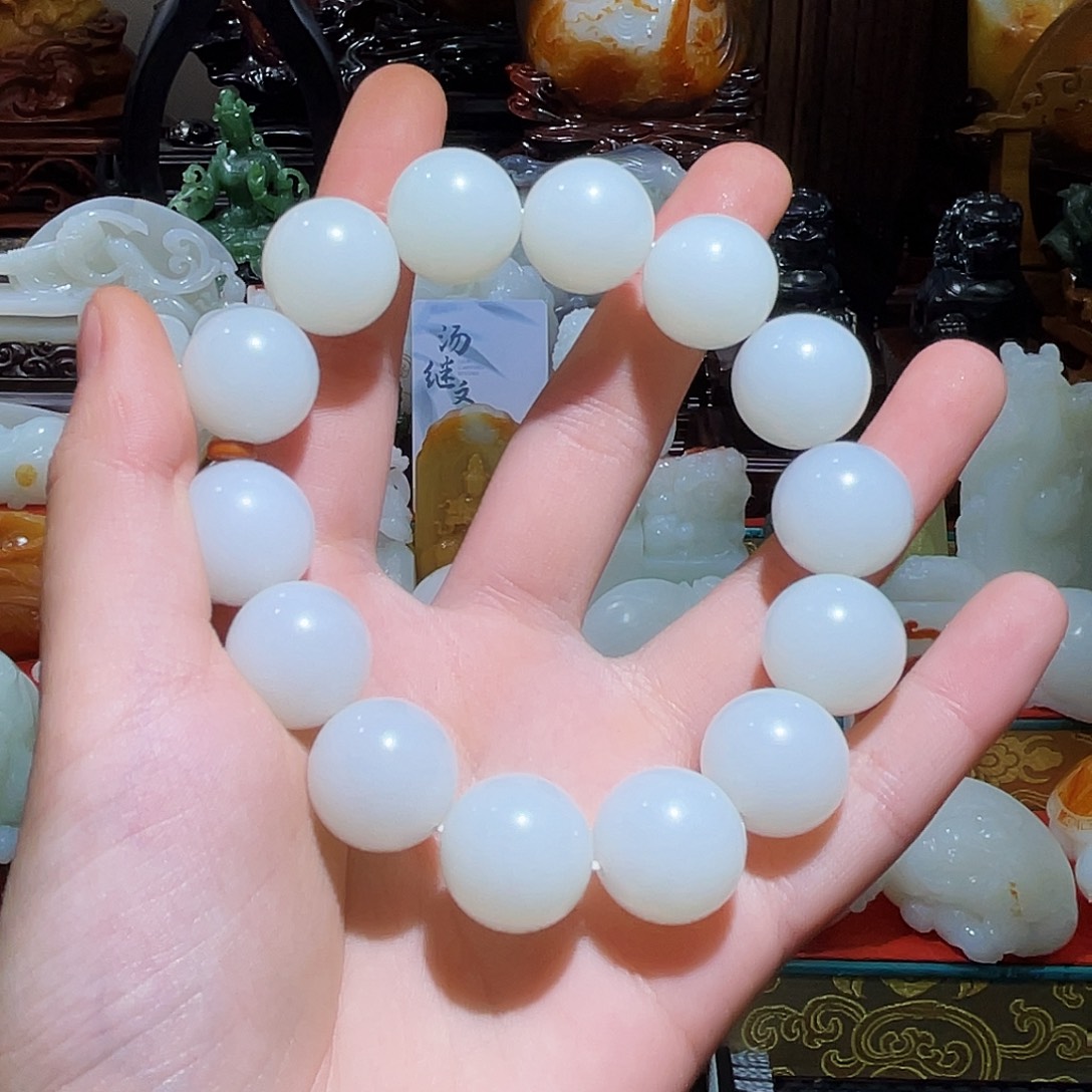 喜***逢和田玉未镶嵌颈饰