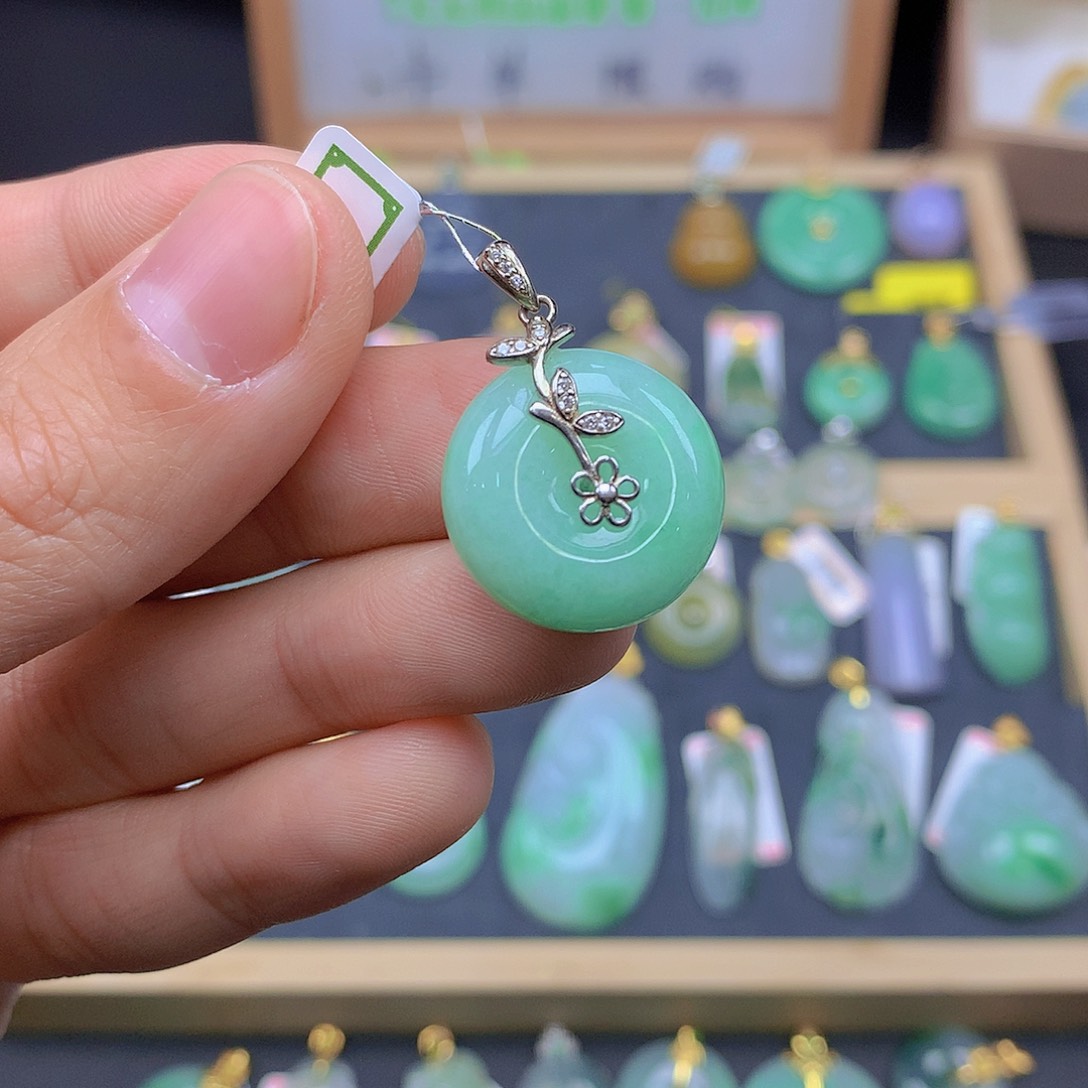 翡翠颈饰未镶嵌翡翠