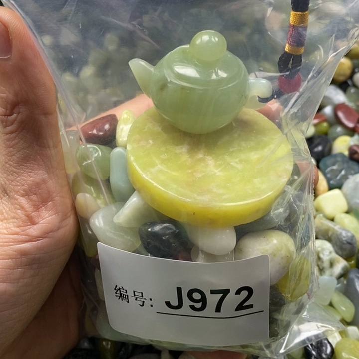 蛇纹石玉鱼缸石未镶嵌