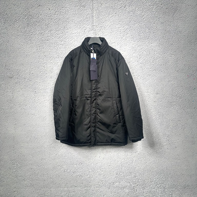 99新 MONCLER 新款黑色三角铁标再生尼龙羽绒服/52