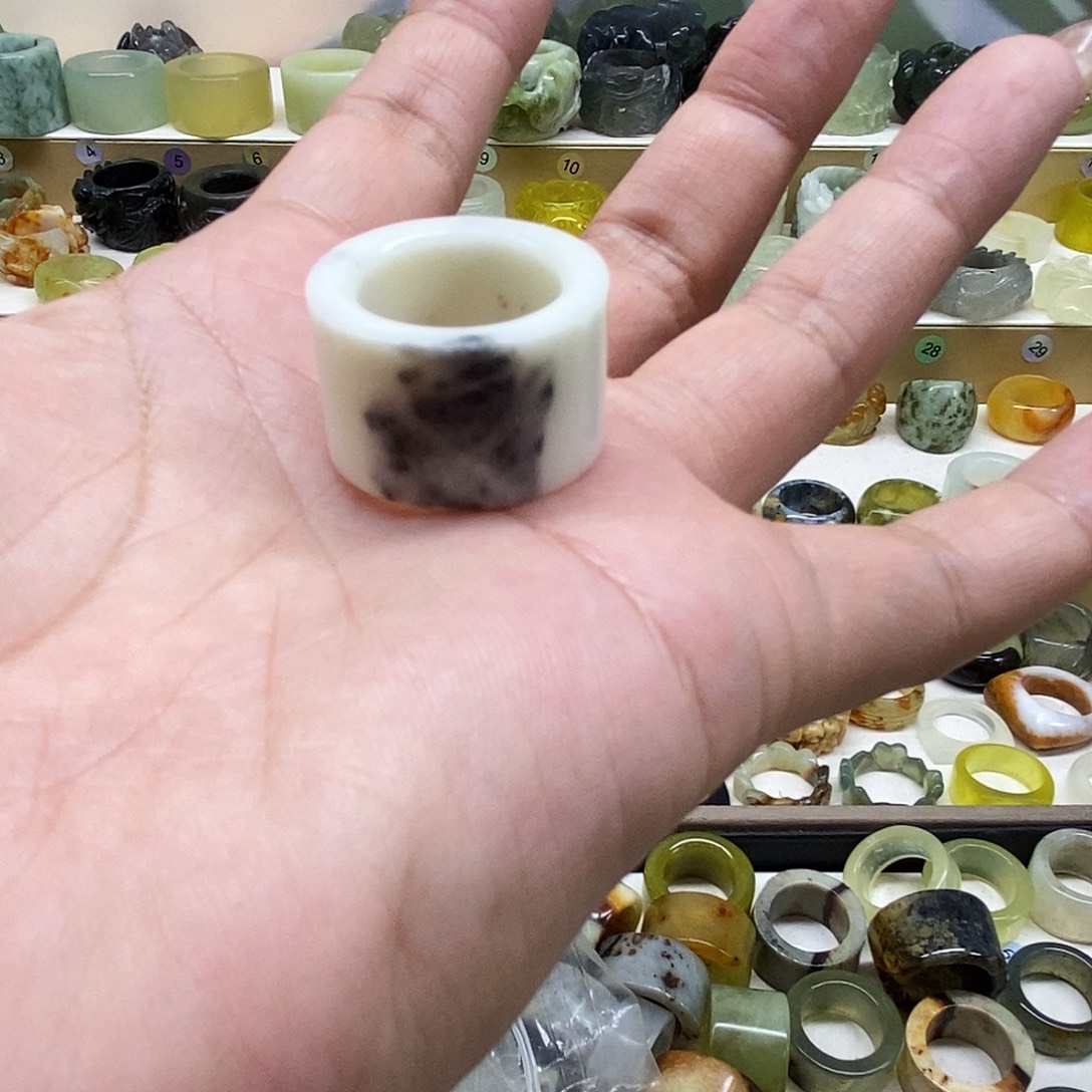 凌***溪岫玉未镶嵌天然玉石戒指