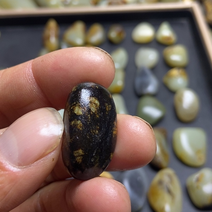 名***剑和田玉（糖玉）未镶嵌珠宝奇石