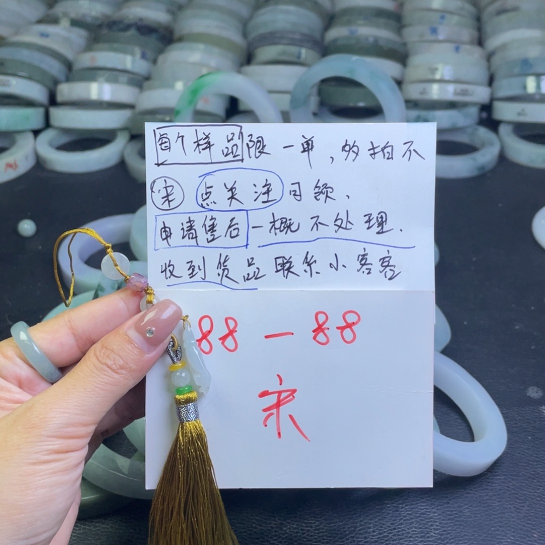 翡翠未镶嵌颈饰多样性