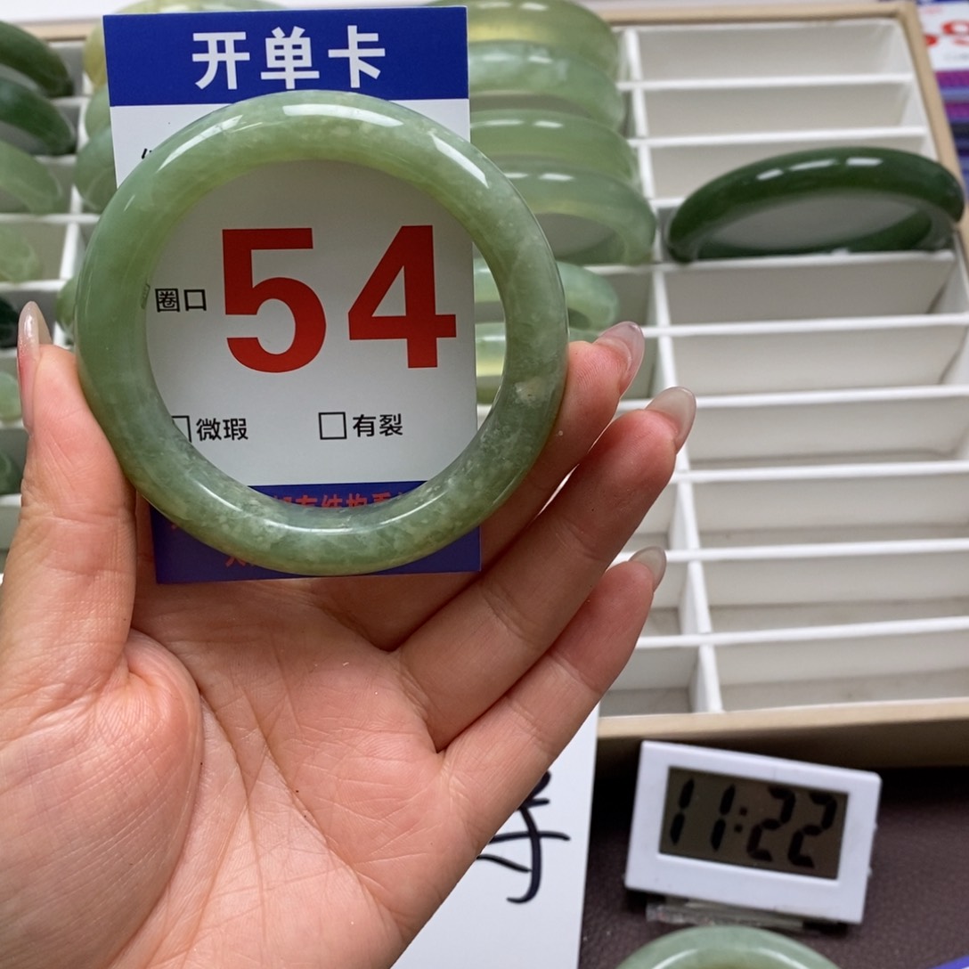 岫玉手镯未镶嵌我