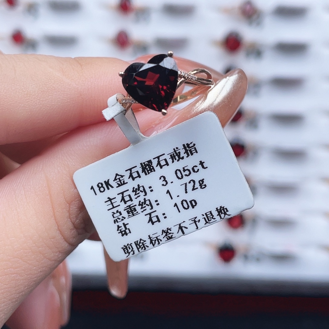 18K金镶嵌戒指石榴石