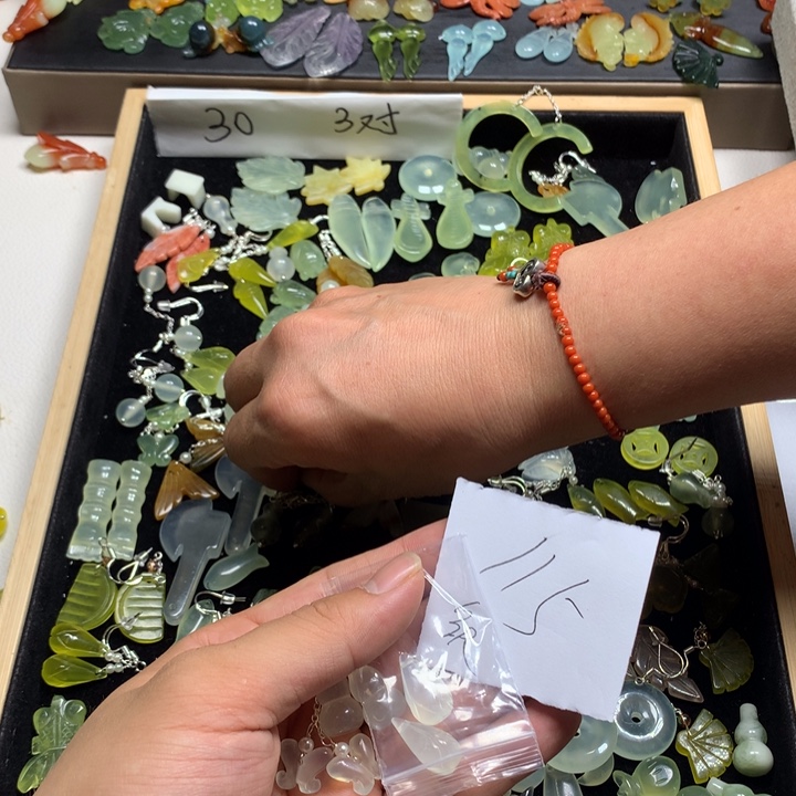 是***宝蛇纹石玉合金发夹
