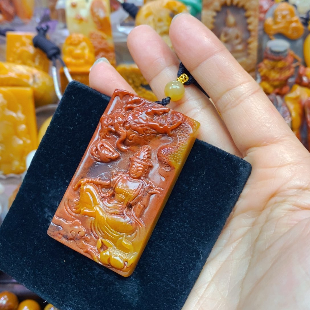 未镶嵌石英质玉（黄龙玉）颈饰