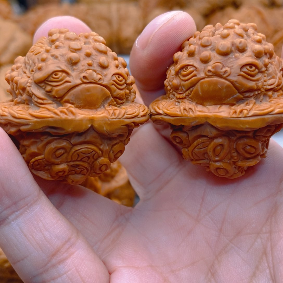 文玩核桃把件纯手工雕刻聚宝盆金蟾