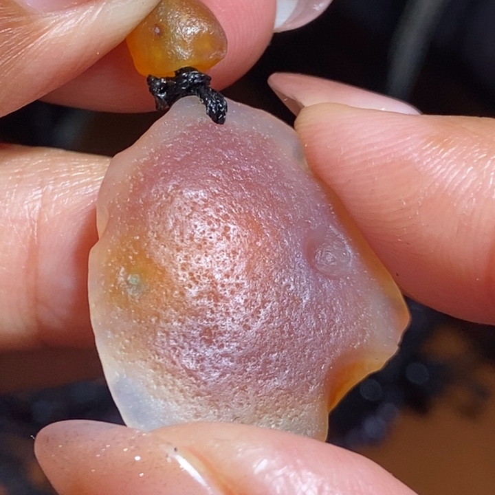 花岗石只买单纯的吊坠，没带链子，属的性质。