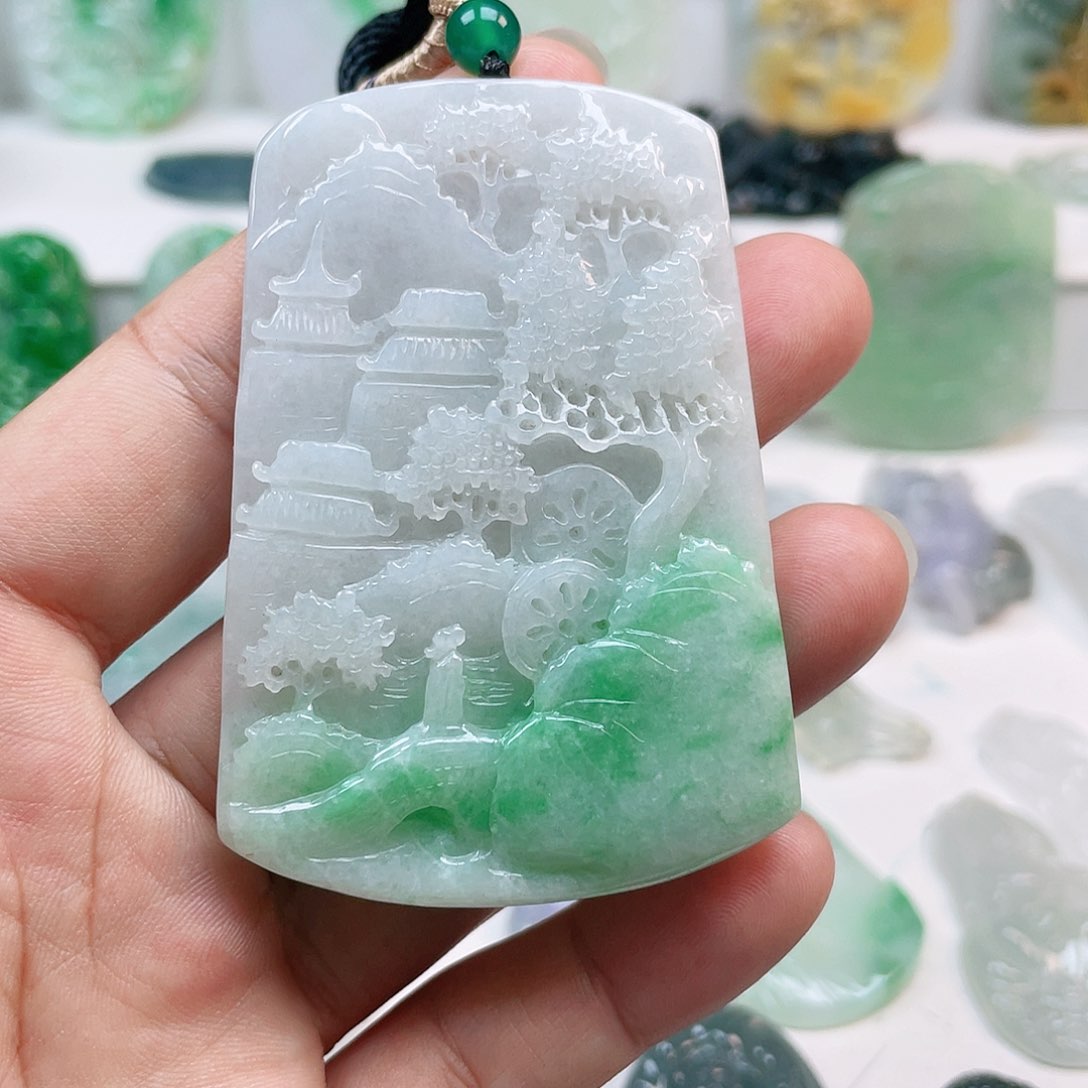 翡翠颈饰未镶嵌山水