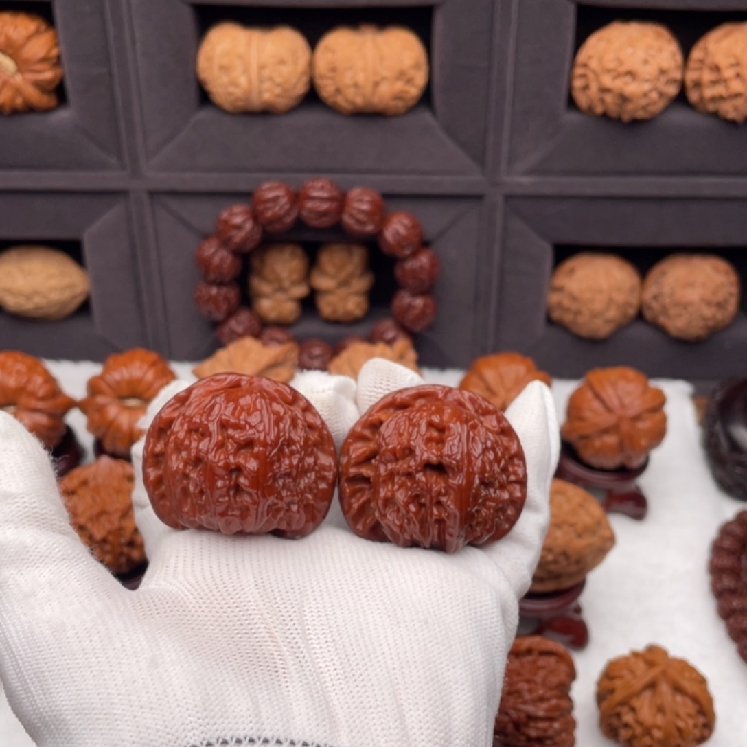 星***光文玩核桃吊坠42白狮子