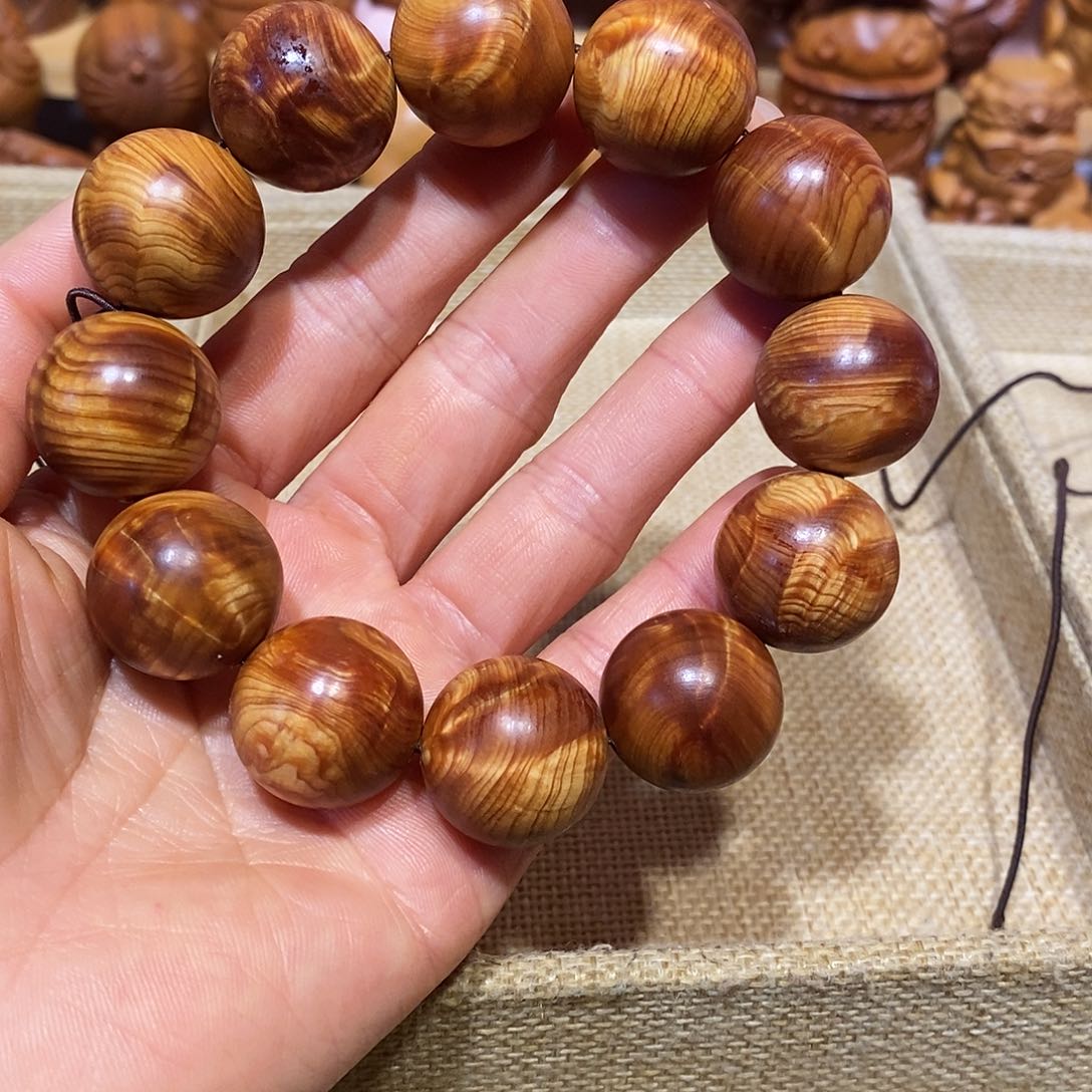 柏木（崖柏）?****?崖柏手把件，猪珠