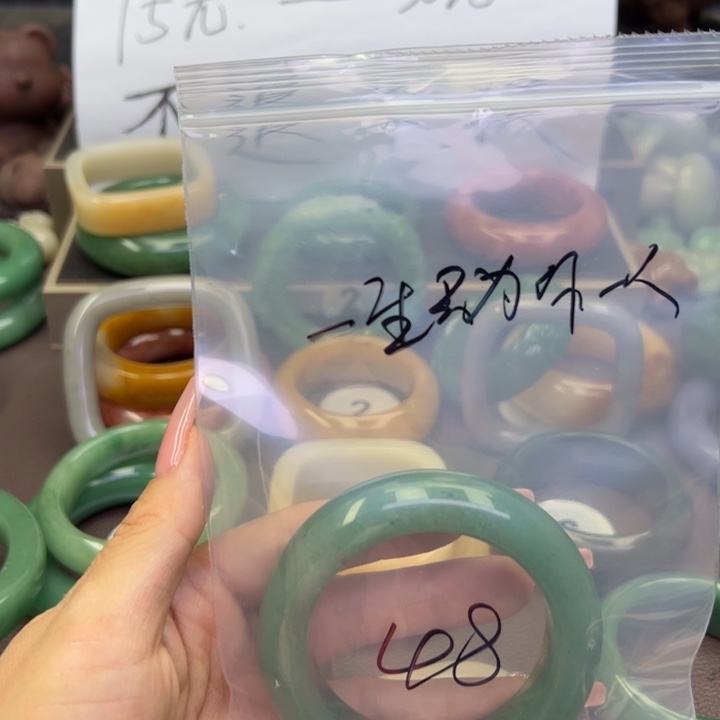 未镶嵌手镯石英岩玉一****人