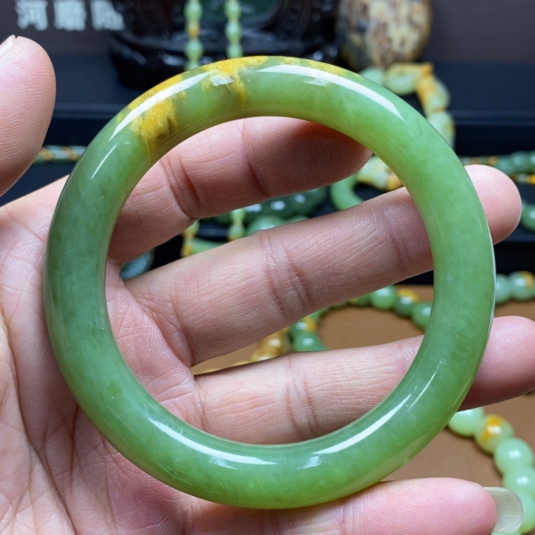 岫岩河磨玉（透闪石质玉）手镯未镶嵌