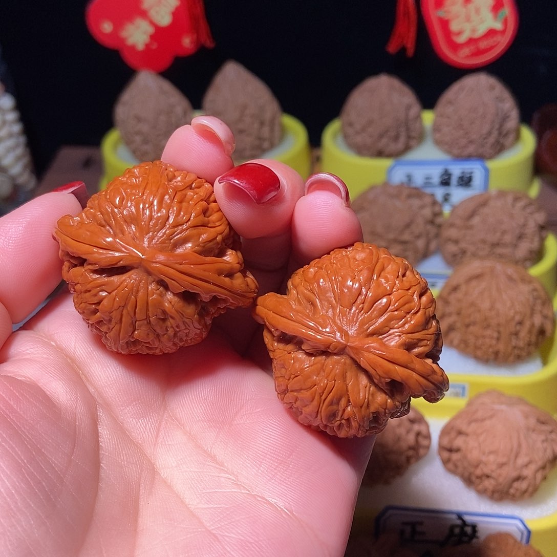 文玩核桃吊坠白狮子