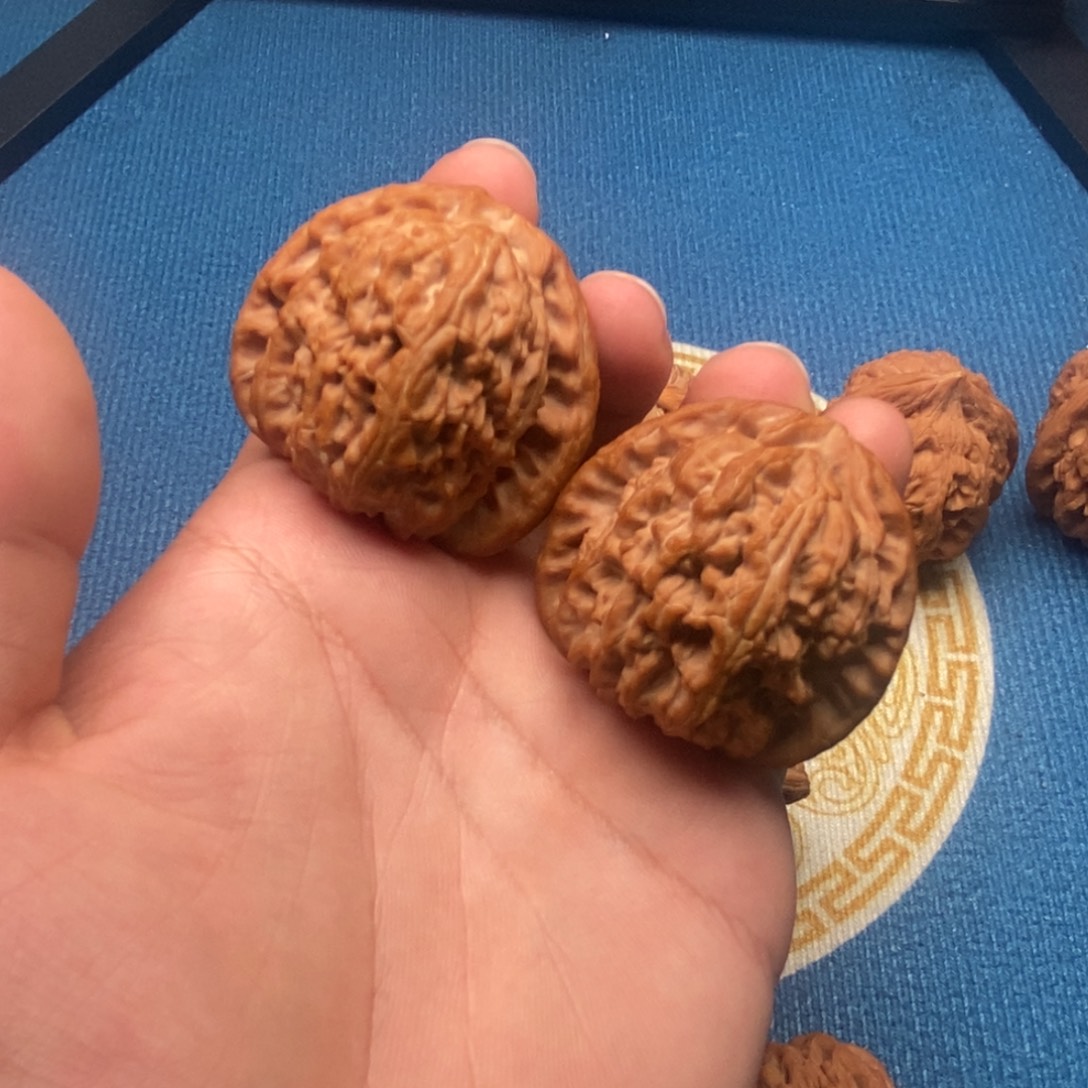 羊***把文玩核桃吊坠三角白42