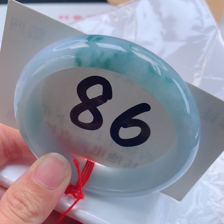 翡翠手镯未镶嵌蓝花