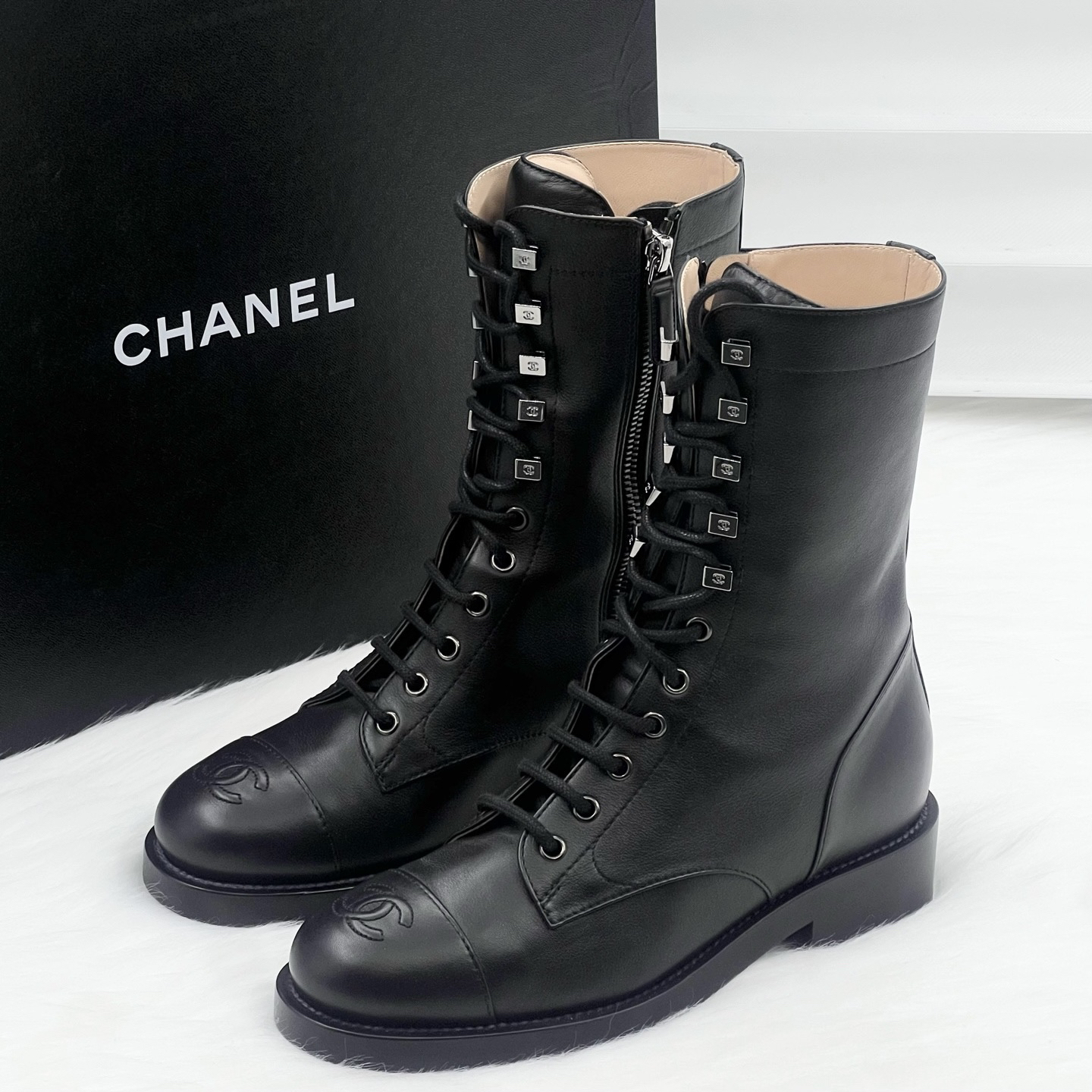 99新 Chanel/香奈儿 饰扣双c中筒靴 36.5码 公价1.2w x172