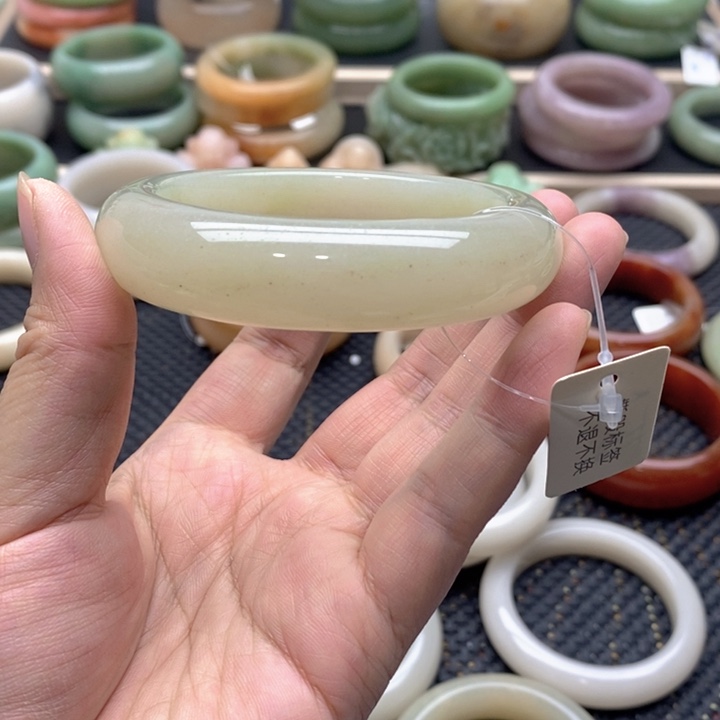 石英质玉未镶嵌手镯小*兽