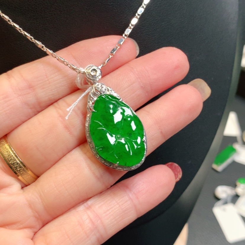 【闪购商品】翡翠吊坠(赠链)18K金镶嵌