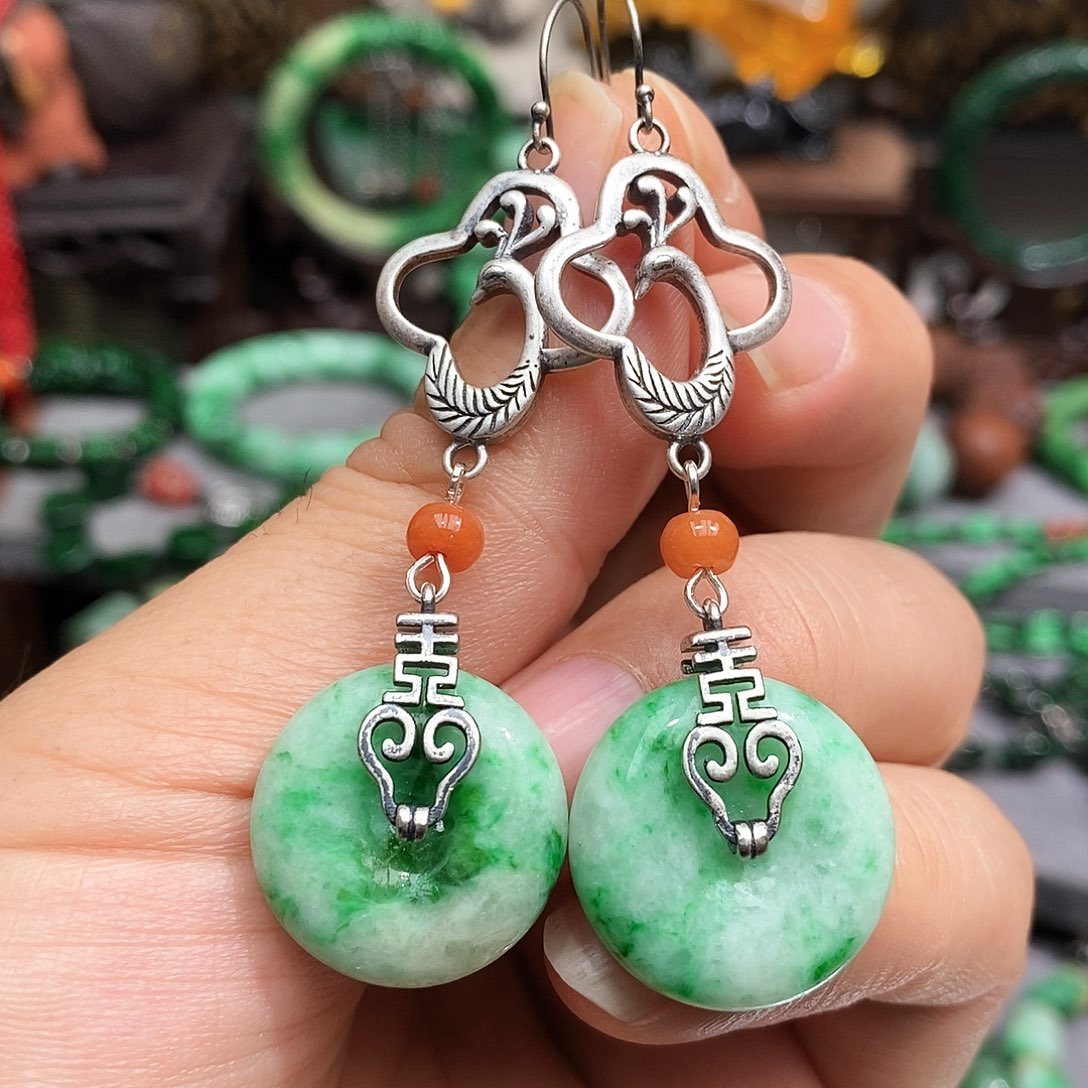 未镶嵌翡翠耳饰漂亮美眉