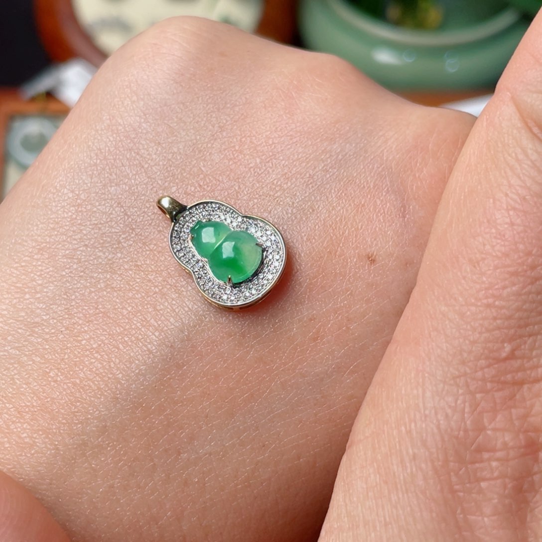 翡翠18K金镶嵌颈饰葫芦