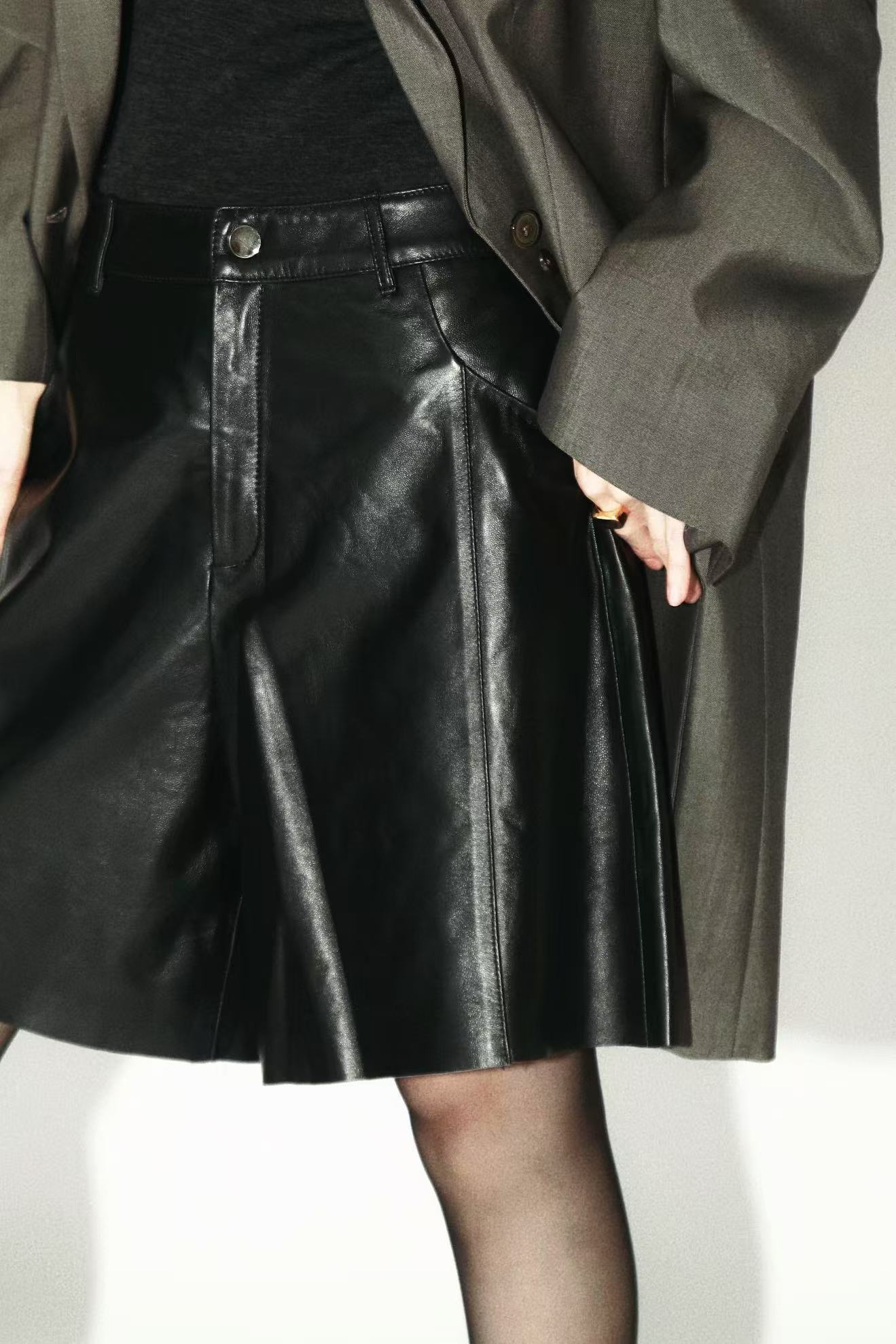 【坤姨专属】时尚经典直筒阔腿绵羊皮短裤 25078