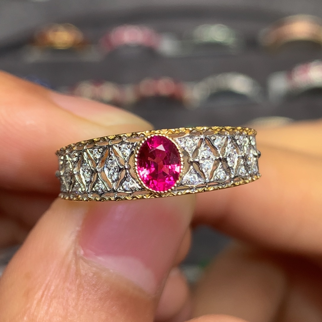 红宝石戒指18K金镶嵌