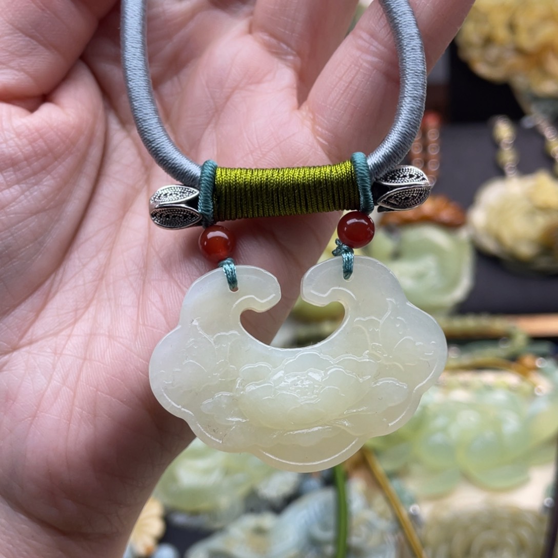 蛇纹石玉颈饰未镶嵌