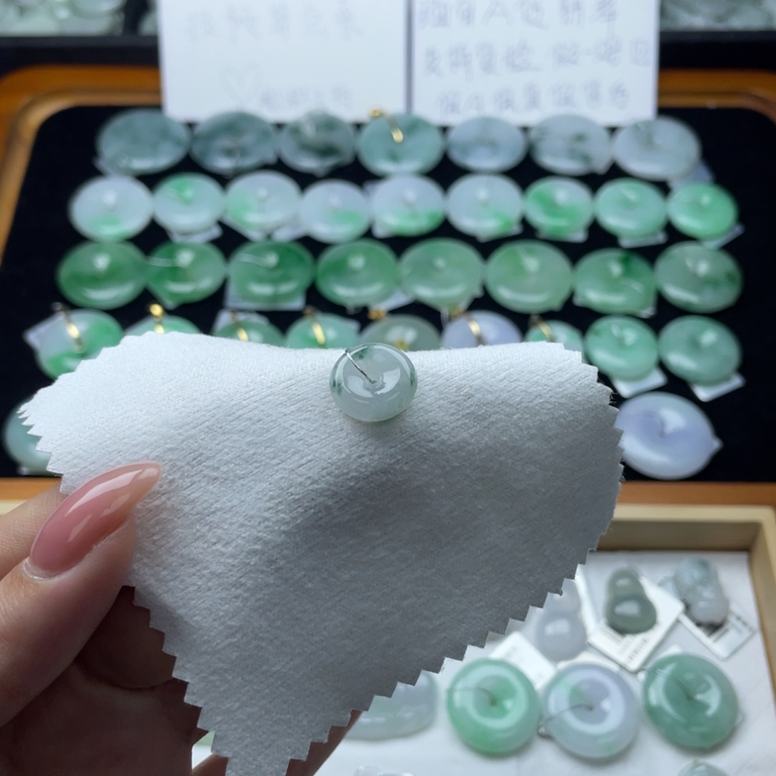 翡翠颈饰未镶嵌平安扣