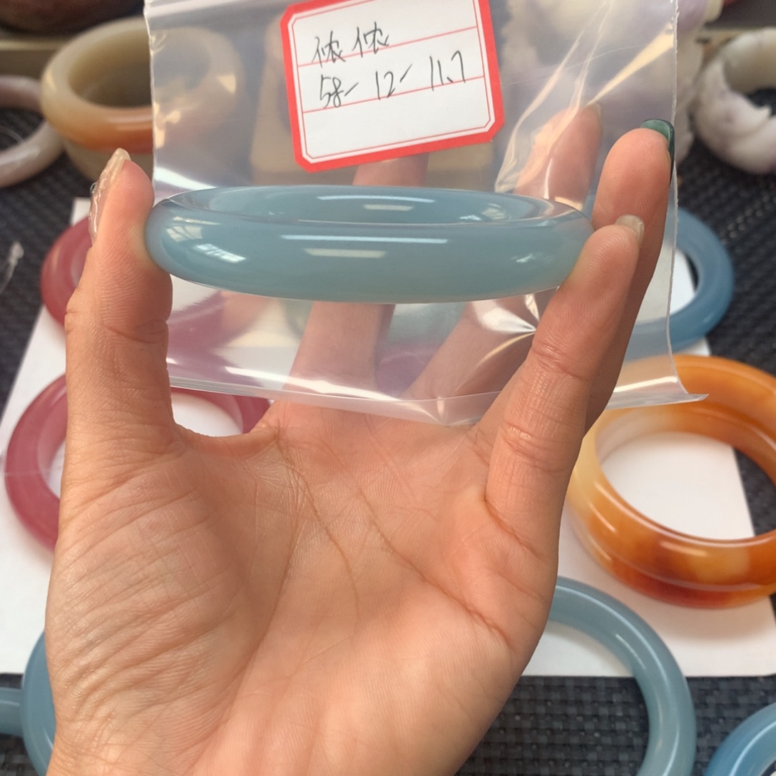 依***侬石英岩玉未镶嵌手镯