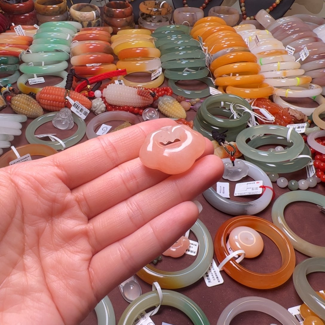 *****石英岩玉未镶嵌手镯