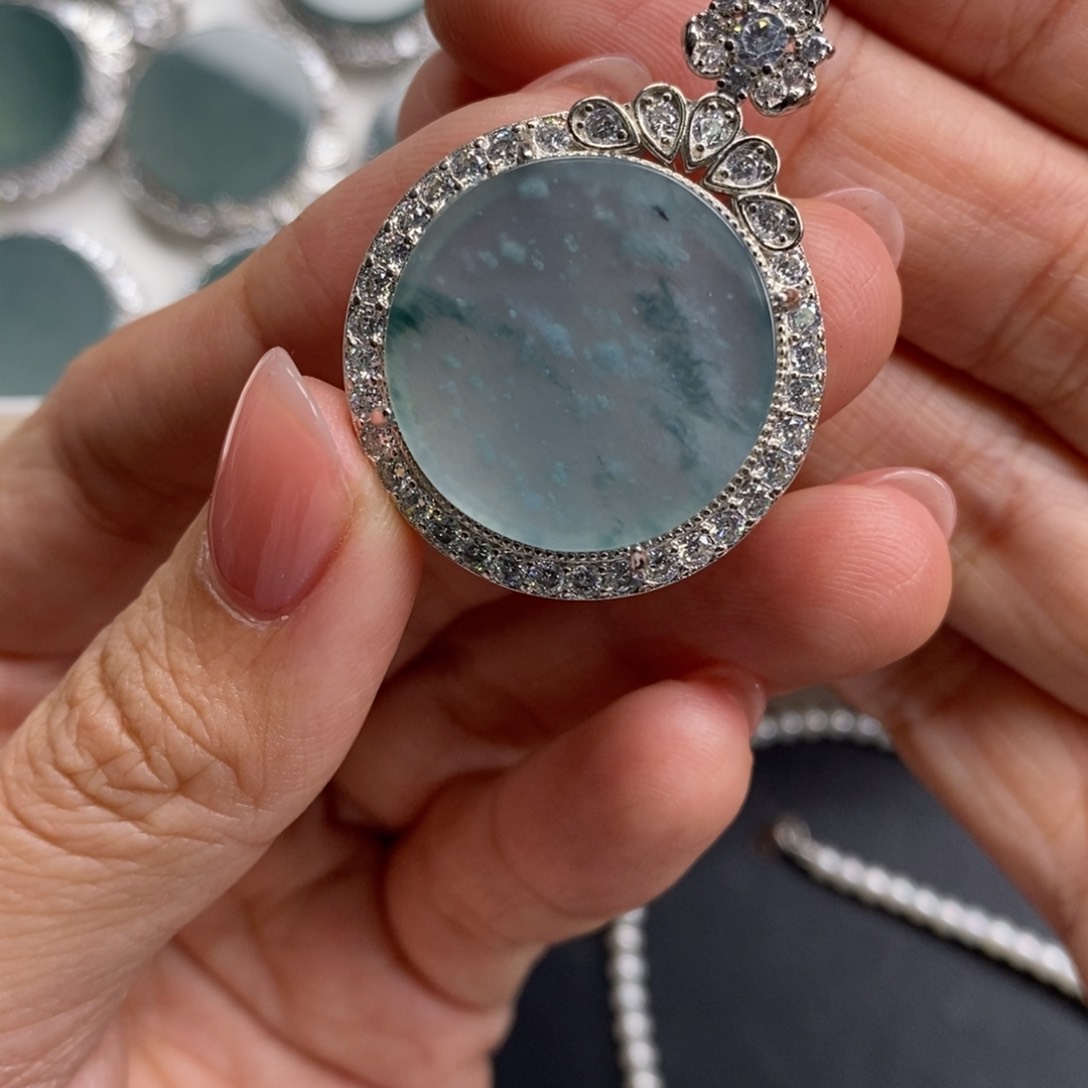 翡翠颈饰未镶嵌翡翠