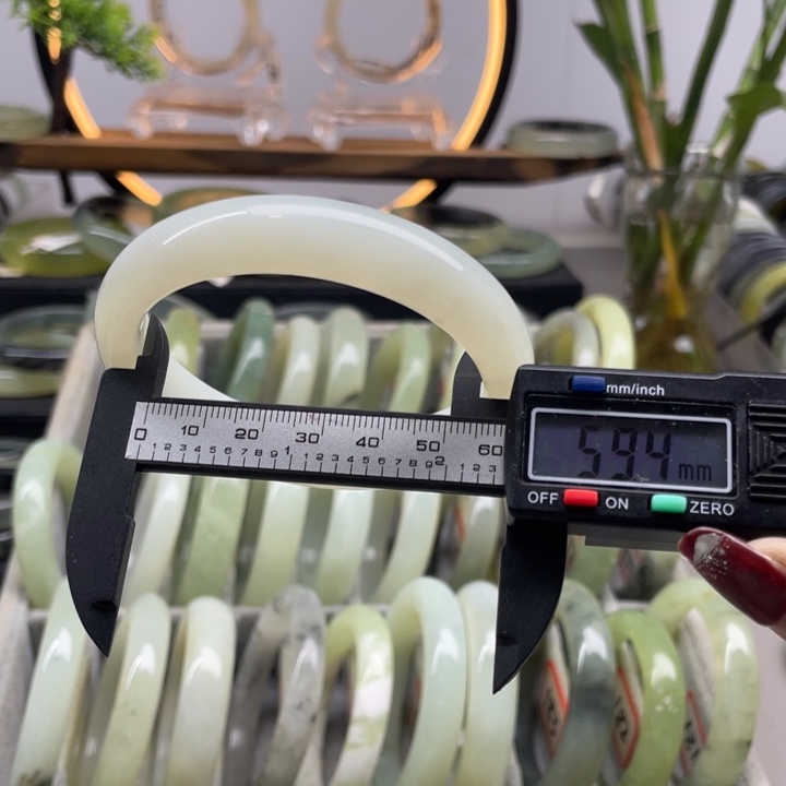 蛇纹石玉手镯未镶嵌999