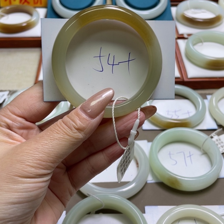 和田玉手镯未镶嵌杏*