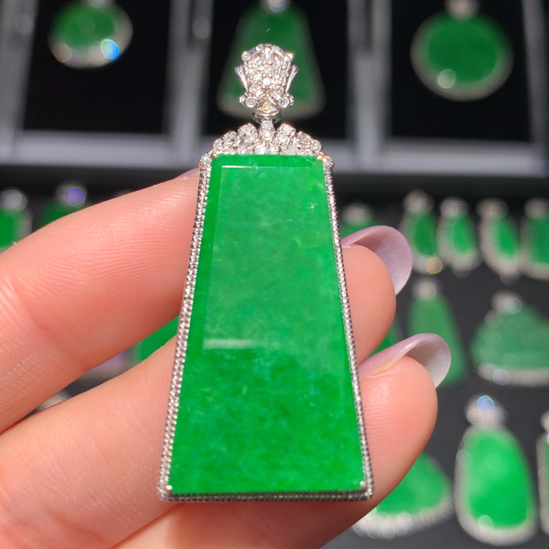 翡翠颈饰18K金镶嵌翡翠