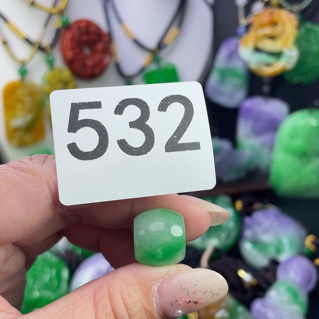 翡翠未镶嵌吊坠(赠链)