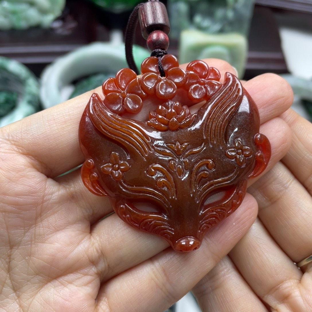 锦***晶翡翠未镶嵌颈饰牌子