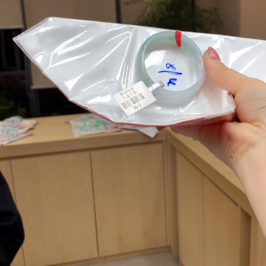翡翠手镯未镶嵌不退不换