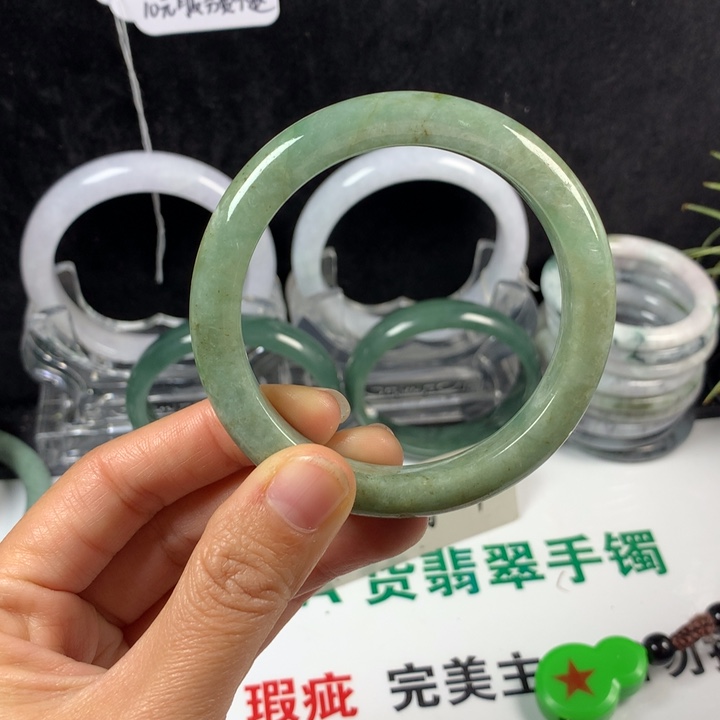 翡翠未镶嵌手镯32号。 56圈