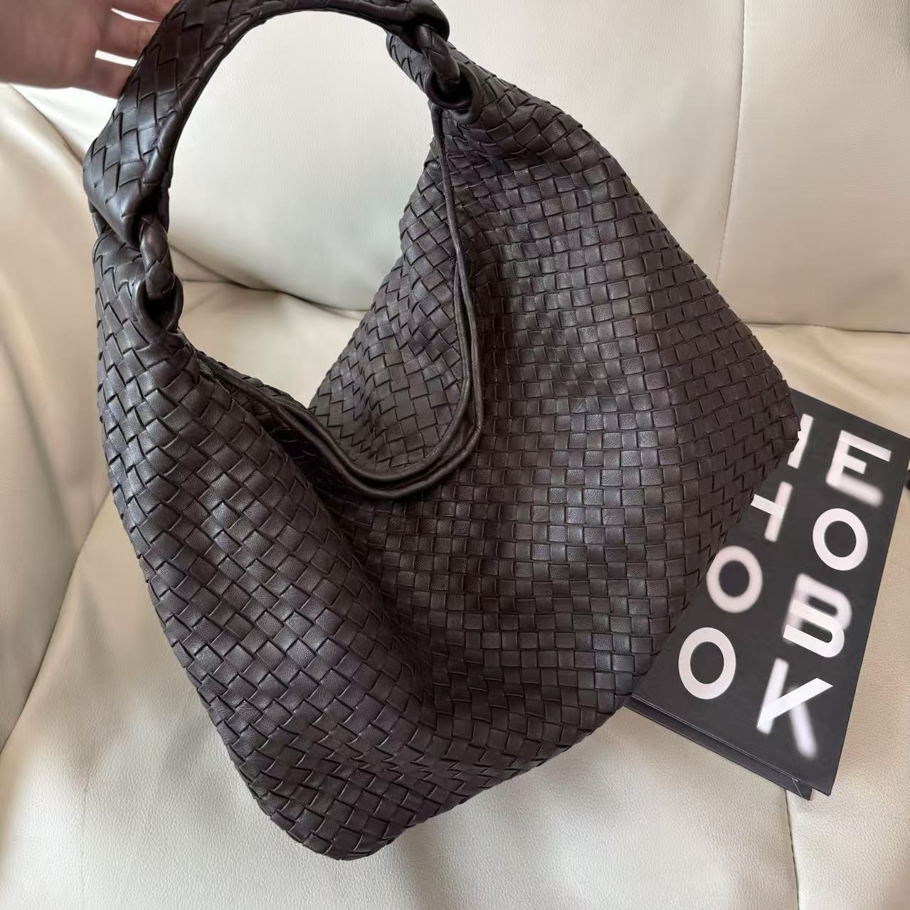 95新 BOTTEGA VENETA/葆蝶家 棕色编织hobo和尚单肩包 063398