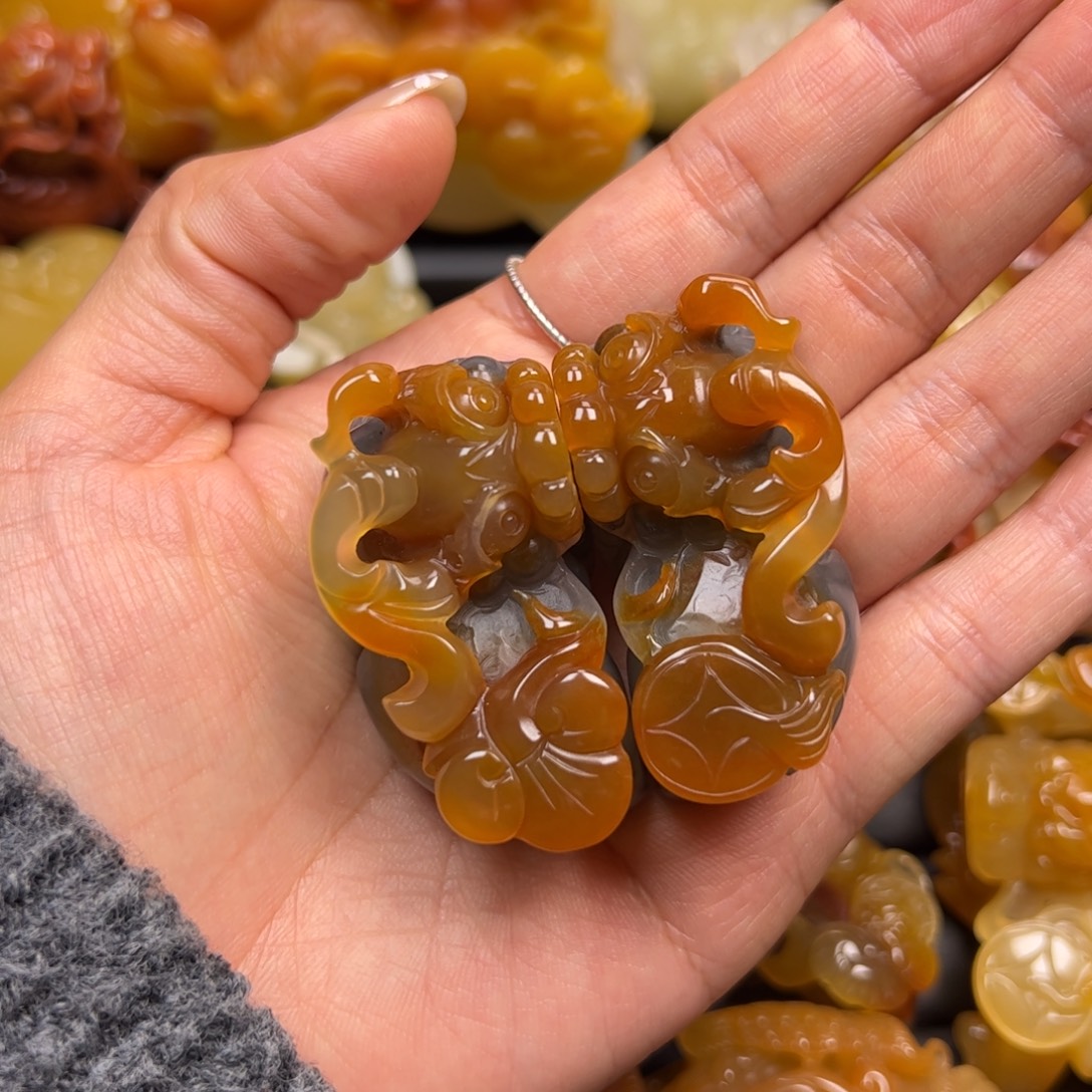 石英质玉（黄龙玉）未镶嵌颈饰