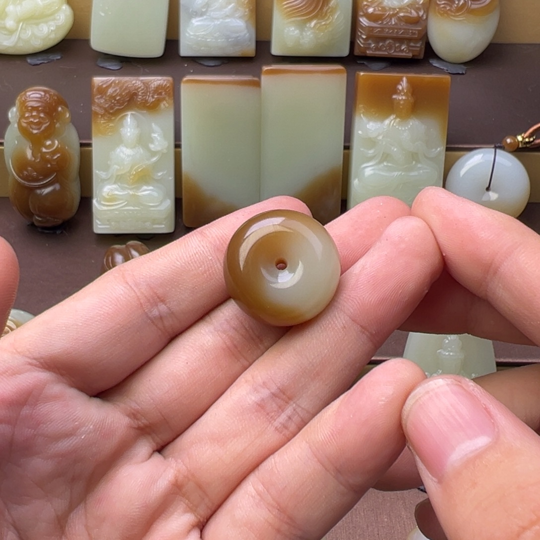 用***7和田玉（糖玉）未镶嵌颈饰