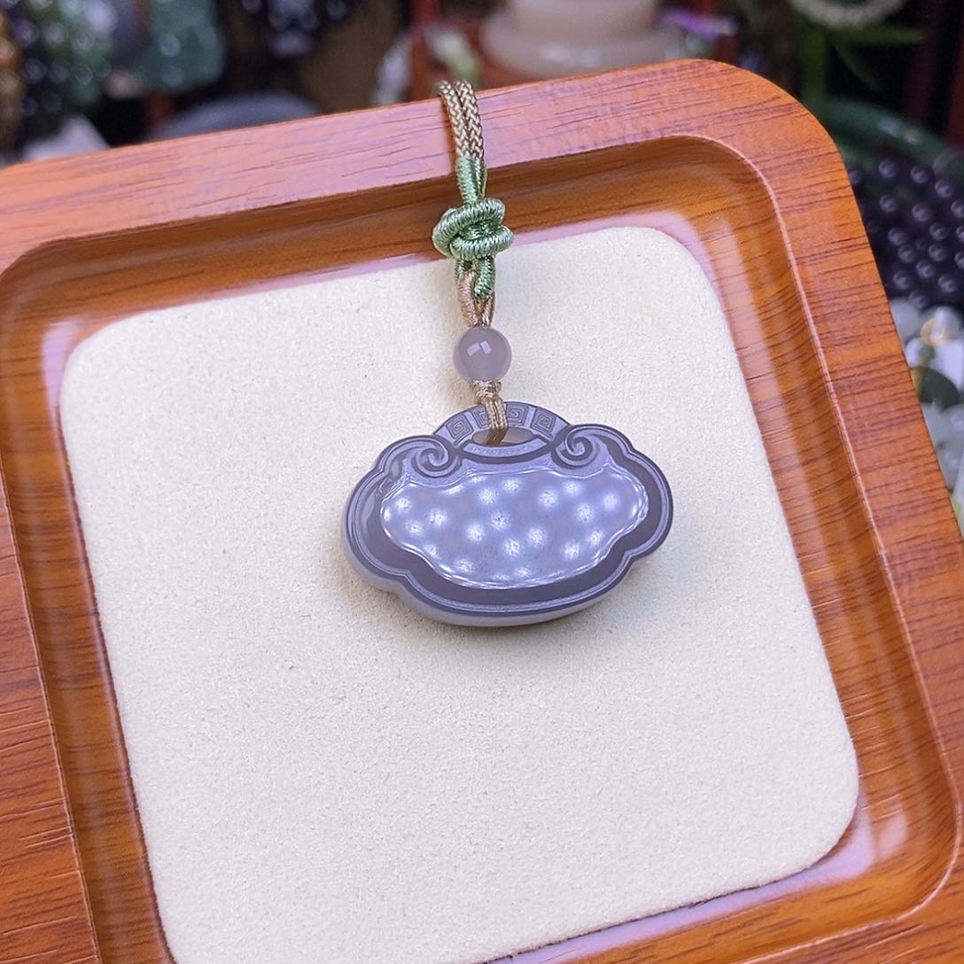 和田玉未镶嵌烟紫冰底老料如意锁