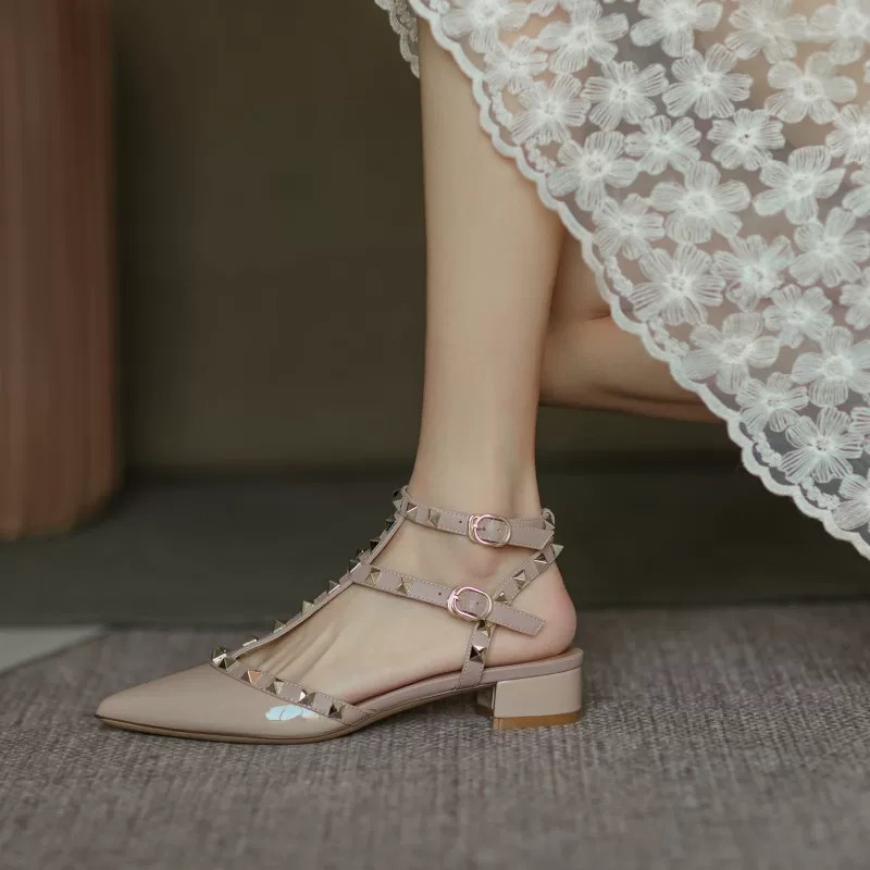 尖头凉鞋女铆钉中跟粗跟鞋夏季绑带搭扣网红包头性感柳丁2023春夏