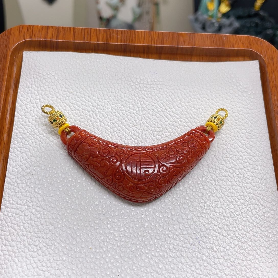 批****翡翠未镶嵌颈饰红翡弯弯