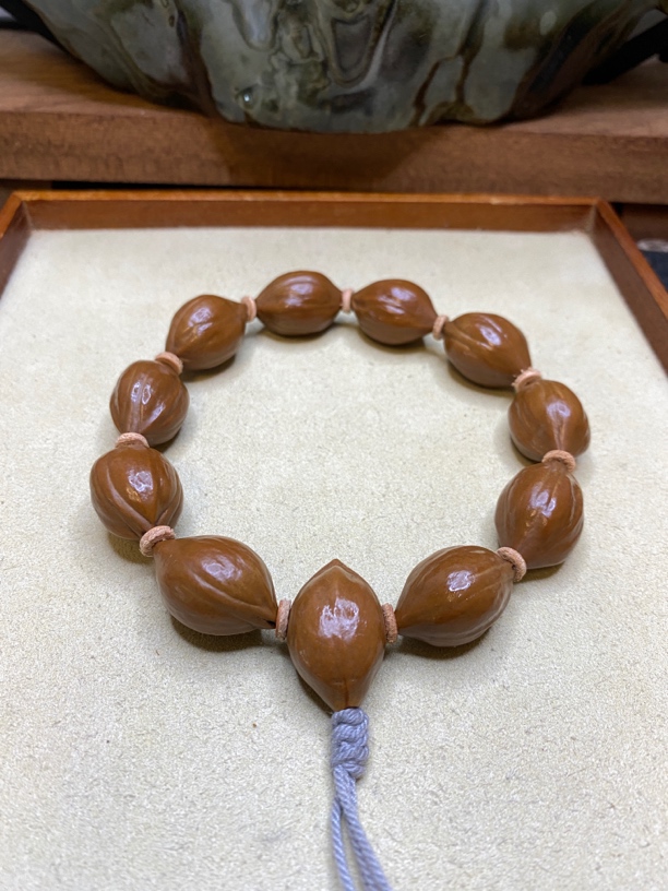 老红核橄榄核手串尺寸1.6*2.5，超红料油性十足密度好，仅一条