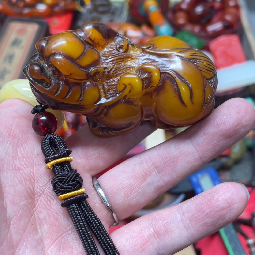 琥珀裸石未镶嵌好物推荐如图所示