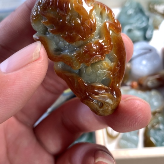 翡翠未镶嵌颈饰毁****琴翡翠