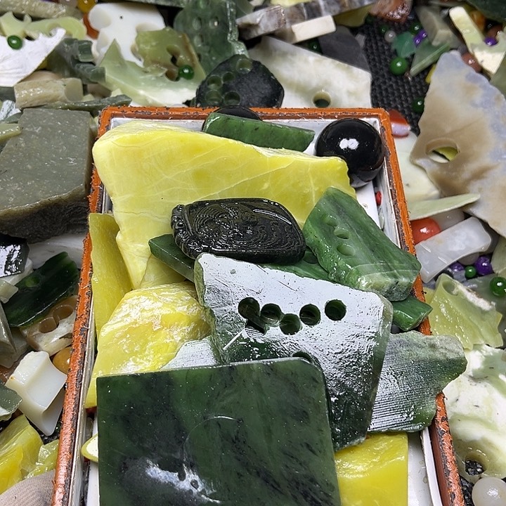 未镶嵌透闪石质玉珠宝奇石动****出